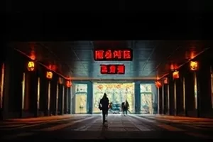 手作纸灯在夏日夜晚亮起，家庭题材日剧画面