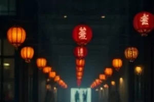 雨停后的街角咖啡店，玻璃上还挂着水珠